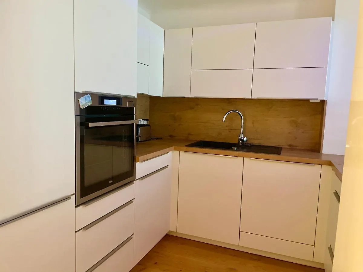 60 M2 Central Rooftop Apartment With Ac Viena