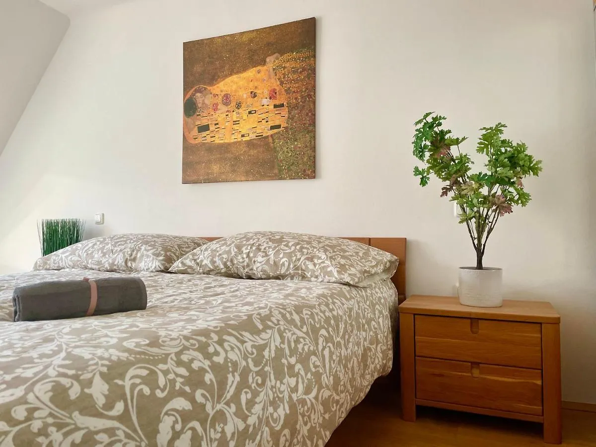 60 M2 Central Rooftop Apartment With Ac Viena