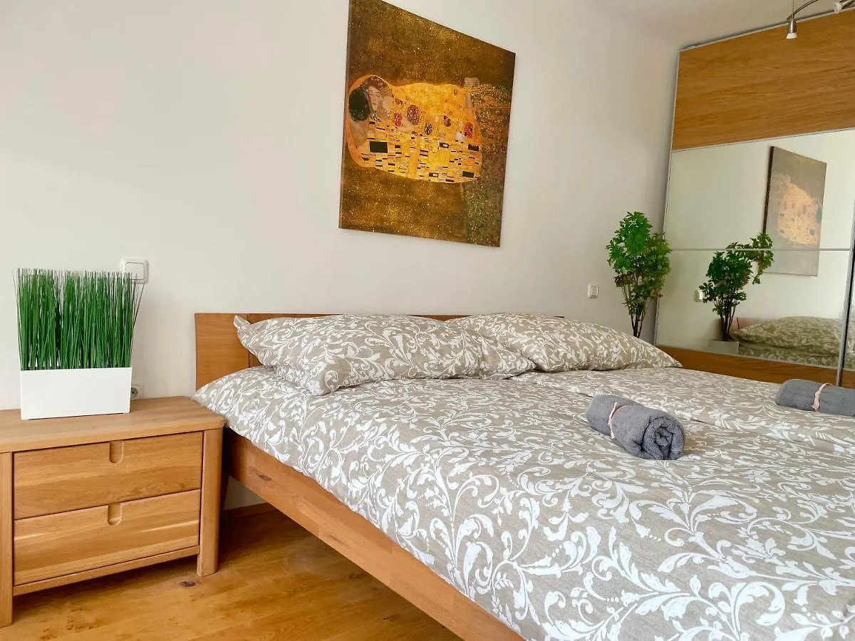 60 M2 Central Rooftop Apartment With Ac Viena