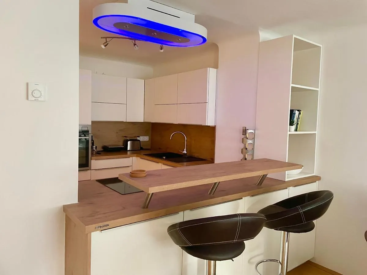 60 M2 Central Rooftop Apartment With Ac Viena