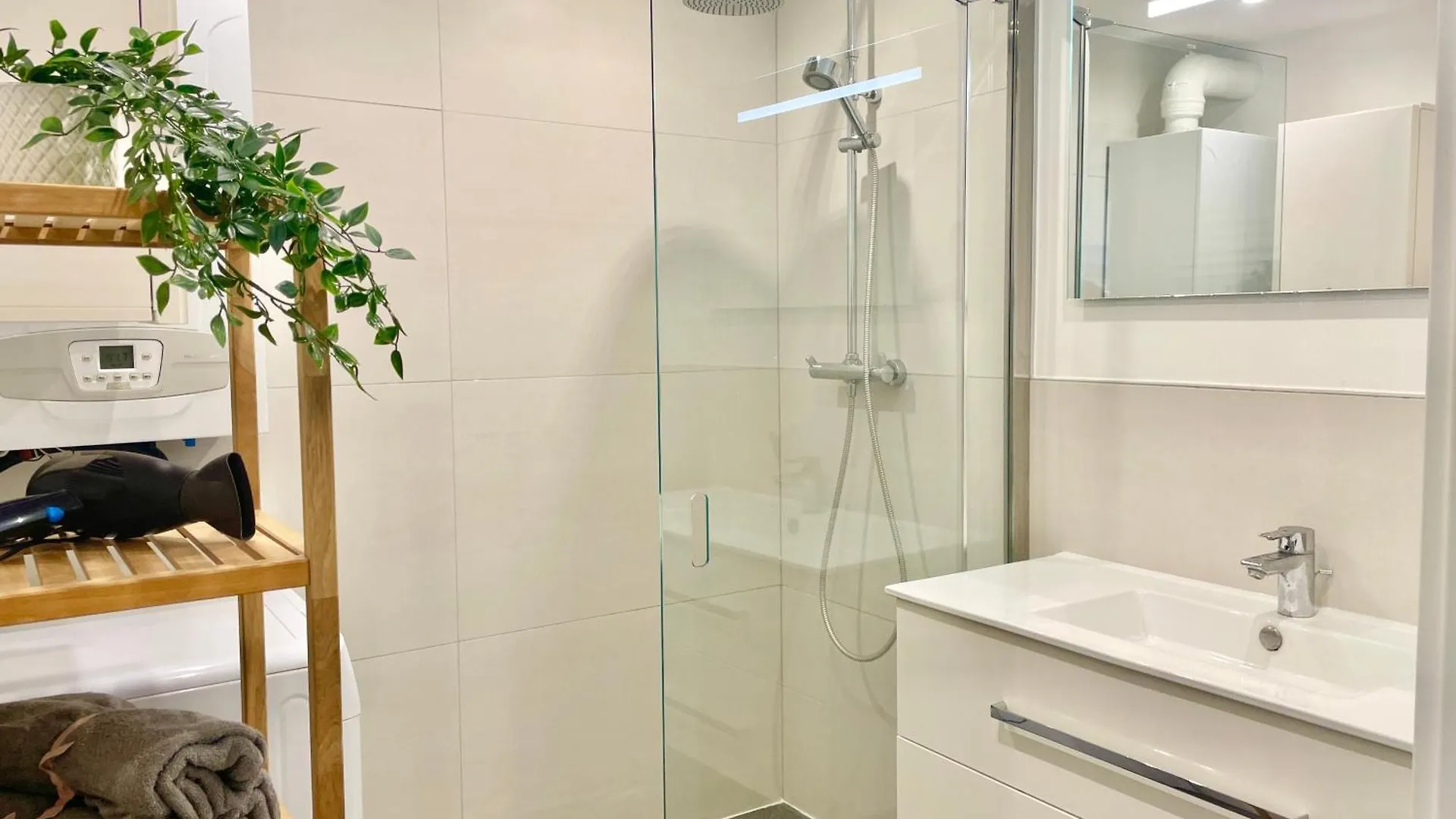 60 M2 Central Rooftop Apartment With Ac Viena
