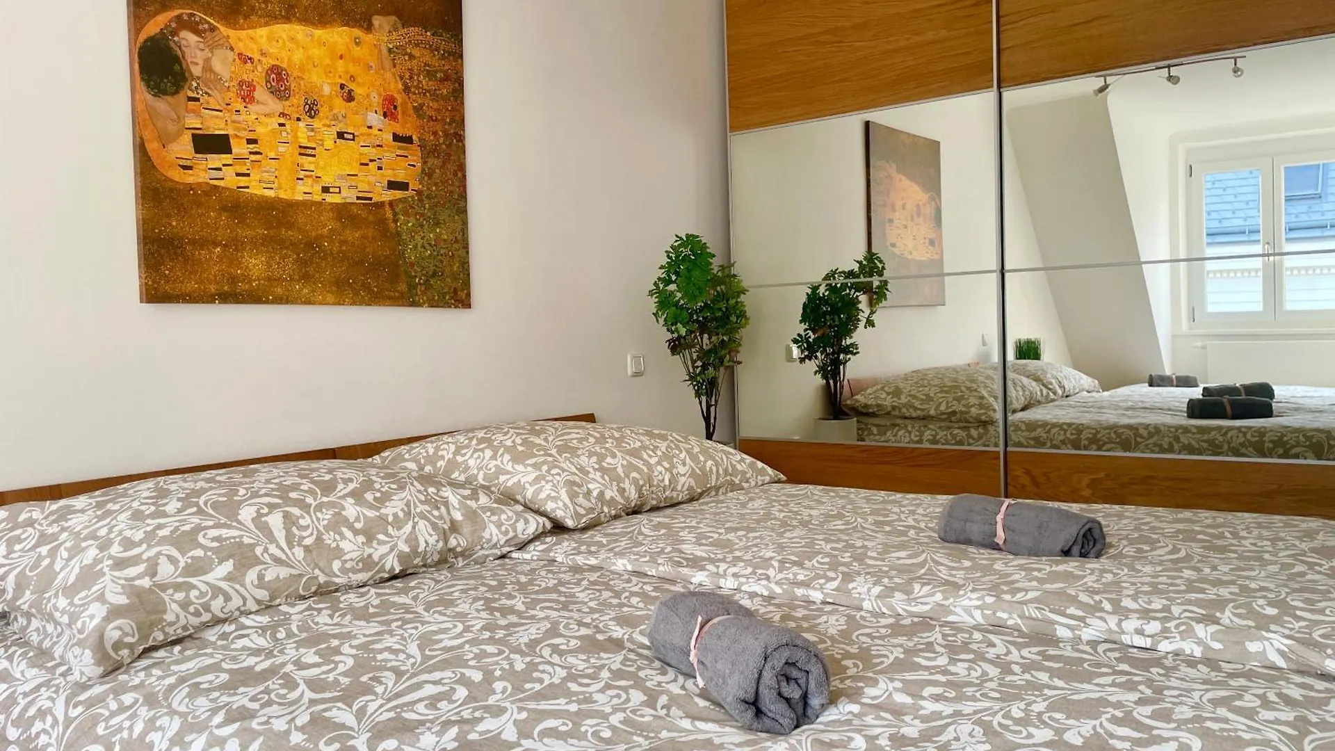 60 M2 Central Rooftop Apartment With Ac Viena